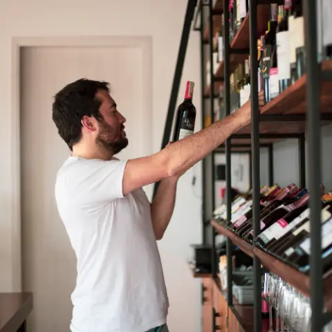 Botellas de vino boutique en la cava de Casa Obrador